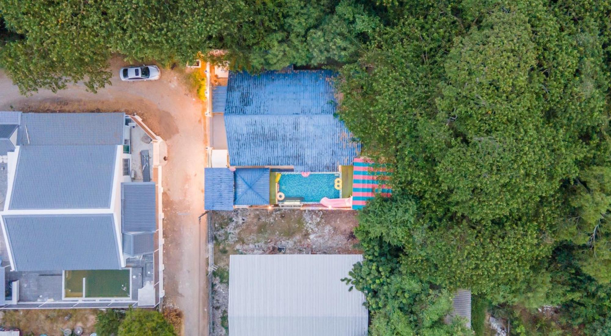 Blue Pool / 350m To / Big Pool With Slider *